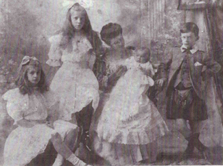Dorcas Phipps Wilson and family, 1908
