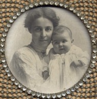 Elizabeth Mabel Gertrude Holmes Patterson and her daughter Dorothy Beatrice Patterson