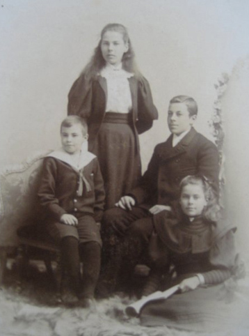 The children of George and Annie Patterson; Harold, Amy, Winnifred and Gordon.